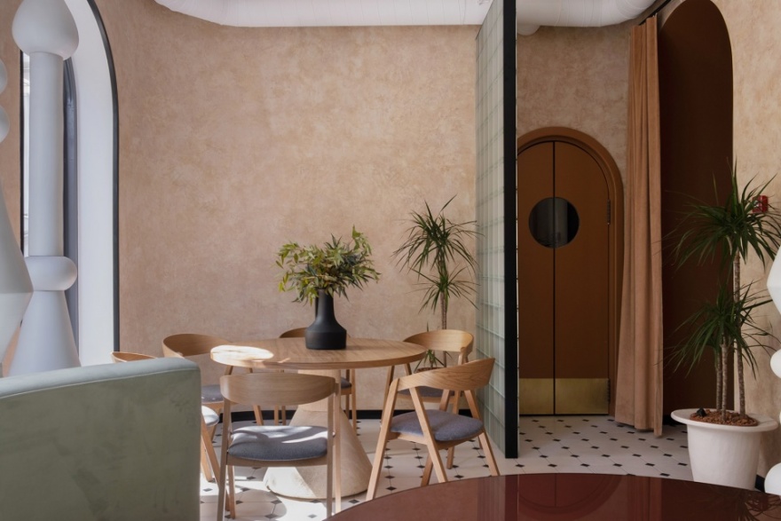 俄罗斯里海边精致咖啡馆,棋盘格与曲线交融的创意设计-35