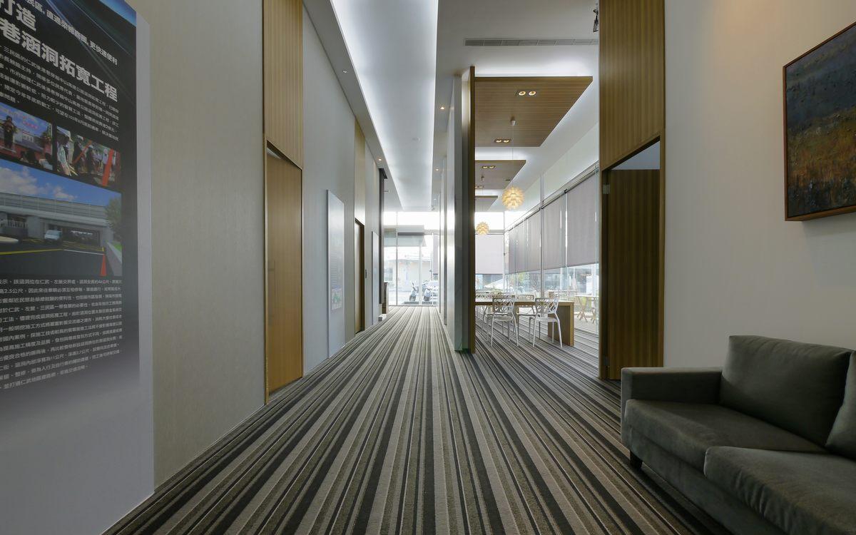 绿意环绕的纸飞机建筑-10