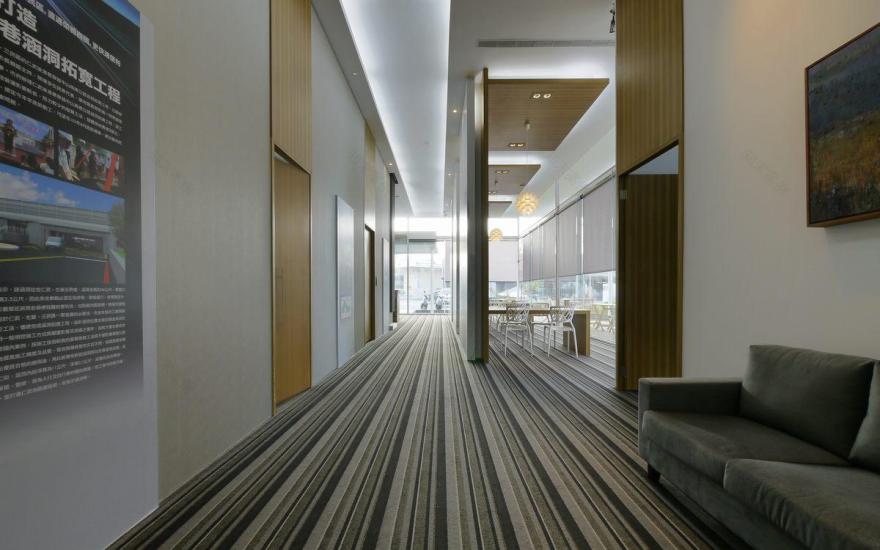 绿意环绕的纸飞机建筑-10