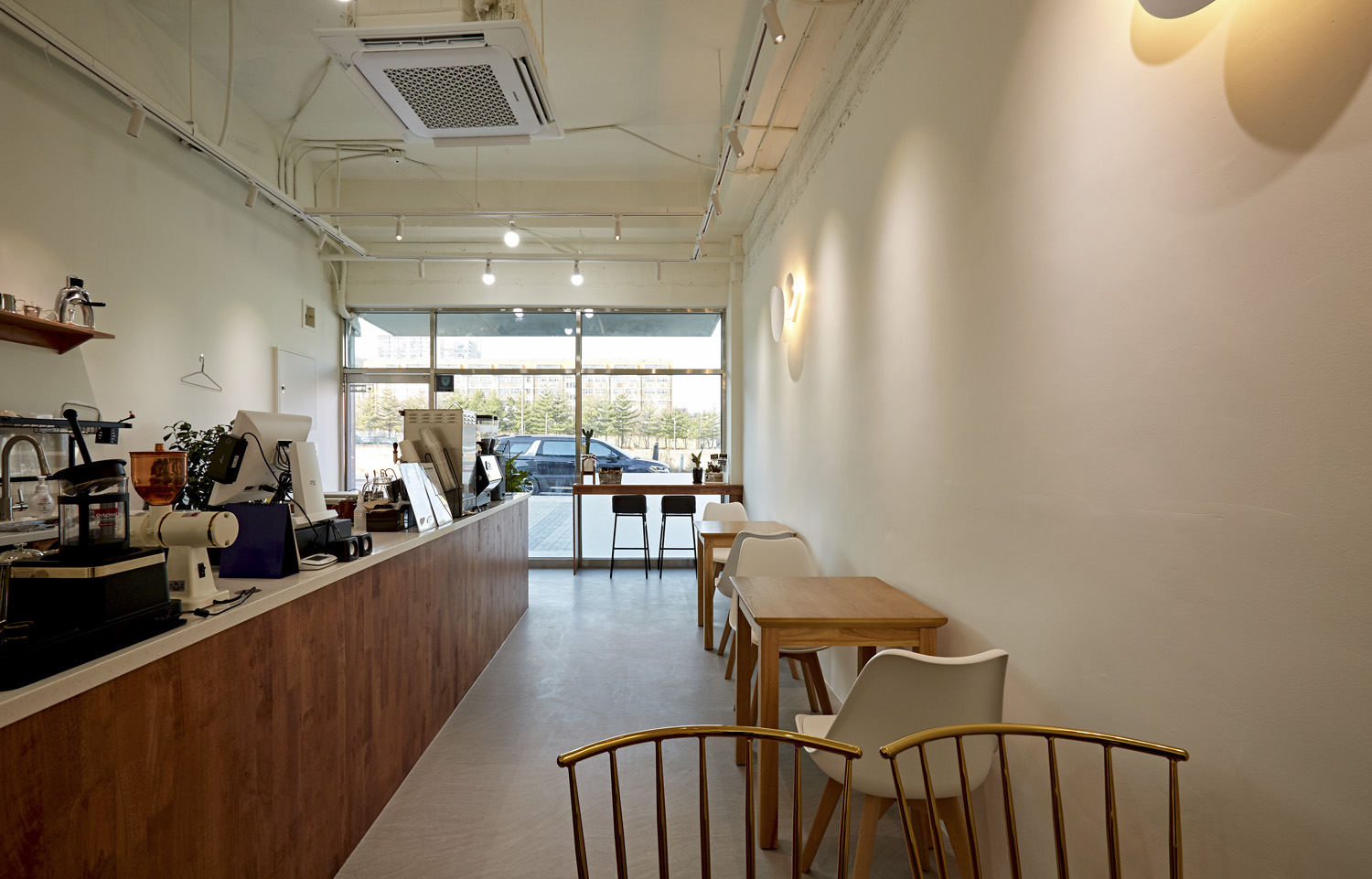 简单时尚的 10 平米咖啡厅设计-6