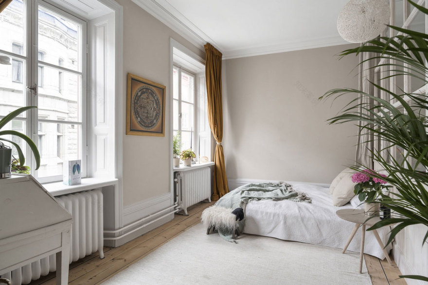 斯德哥尔摩蓝色墙壁与复古木门的时尚公寓-17