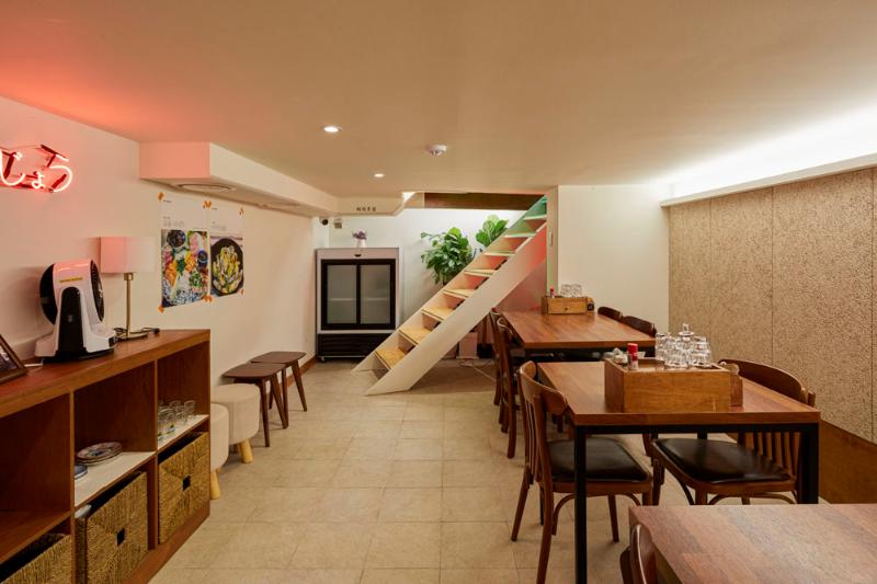 30 平米日式料理店，极简风格打造温馨美食空间-7