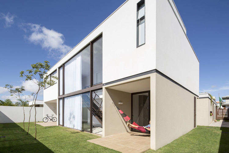 巴西利亚简约住宅,铝制框架大玻璃板创造美食空间-13