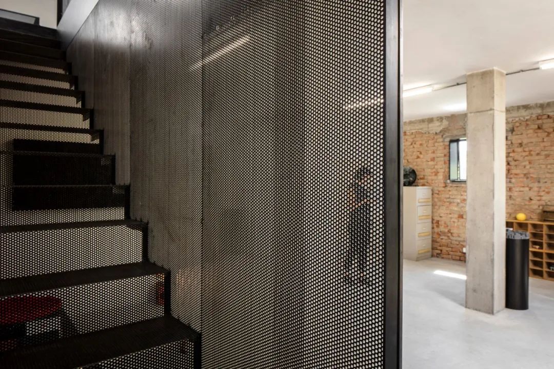 20 世纪 60 年代谷仓变艺术工作室，设计诠释对称性与景观关系-30