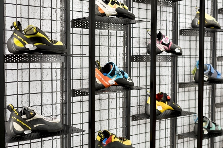 波兰 Poznan 地下攀岩装备店设计-13