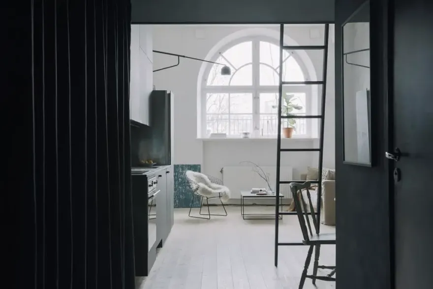 独特半圆形窗户照亮的明亮工作室-2