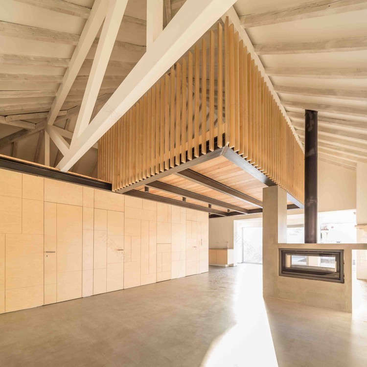 葡萄牙特拉法里亚度假屋 | 木质分隔打造舒适私密空间-17