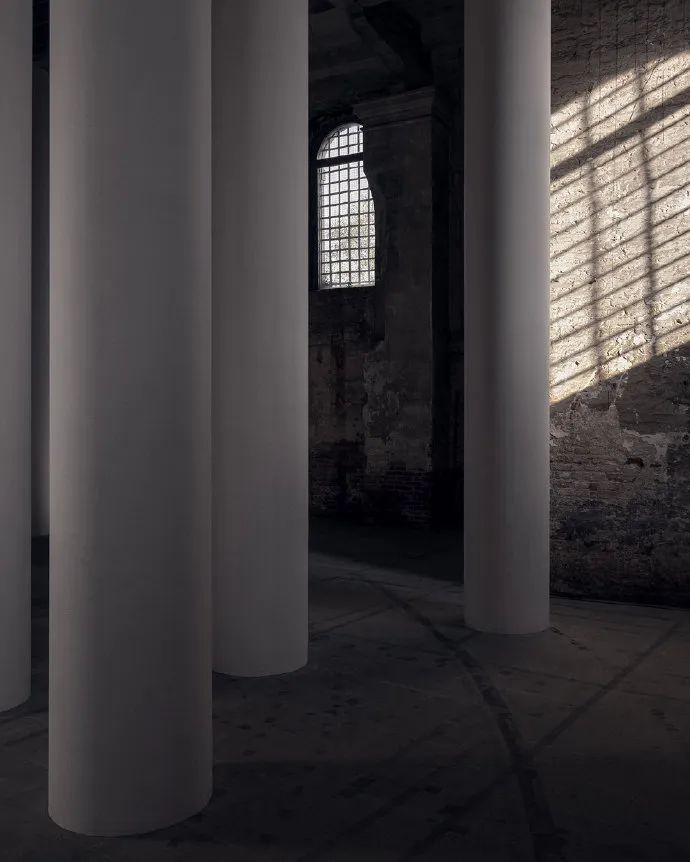 灰色调的美学魅力 | 极简与温情的和谐共生-61