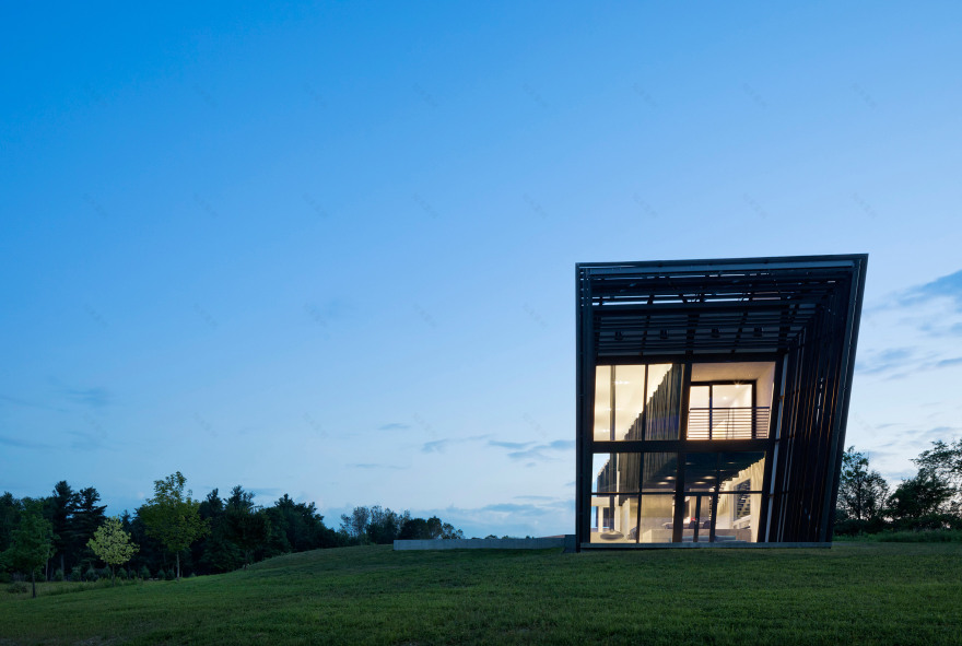 A/O builds slanted black holiday home in Hudson Valley-24