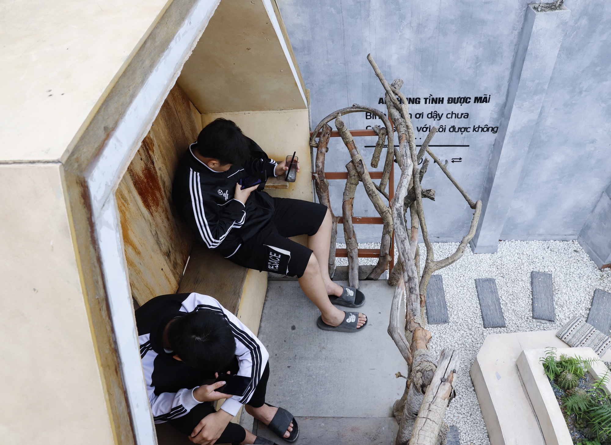 河内西湖边蜂巢咖啡馆丨越南河内-21