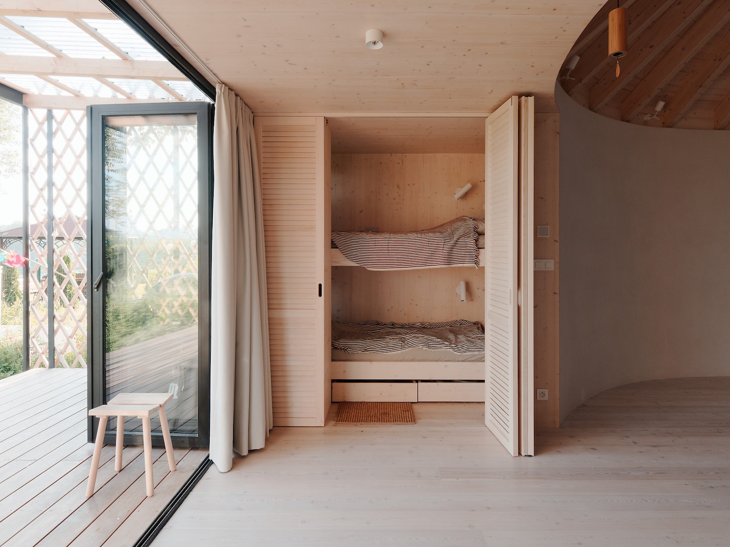 极简主义家庭小屋，开放式生活空间-10