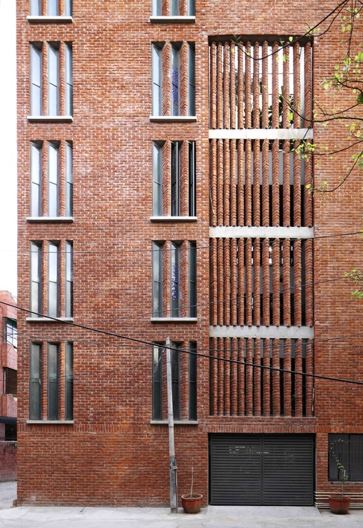 砖墙面纱 · 新德里拥挤社区中的宁静绿洲-22