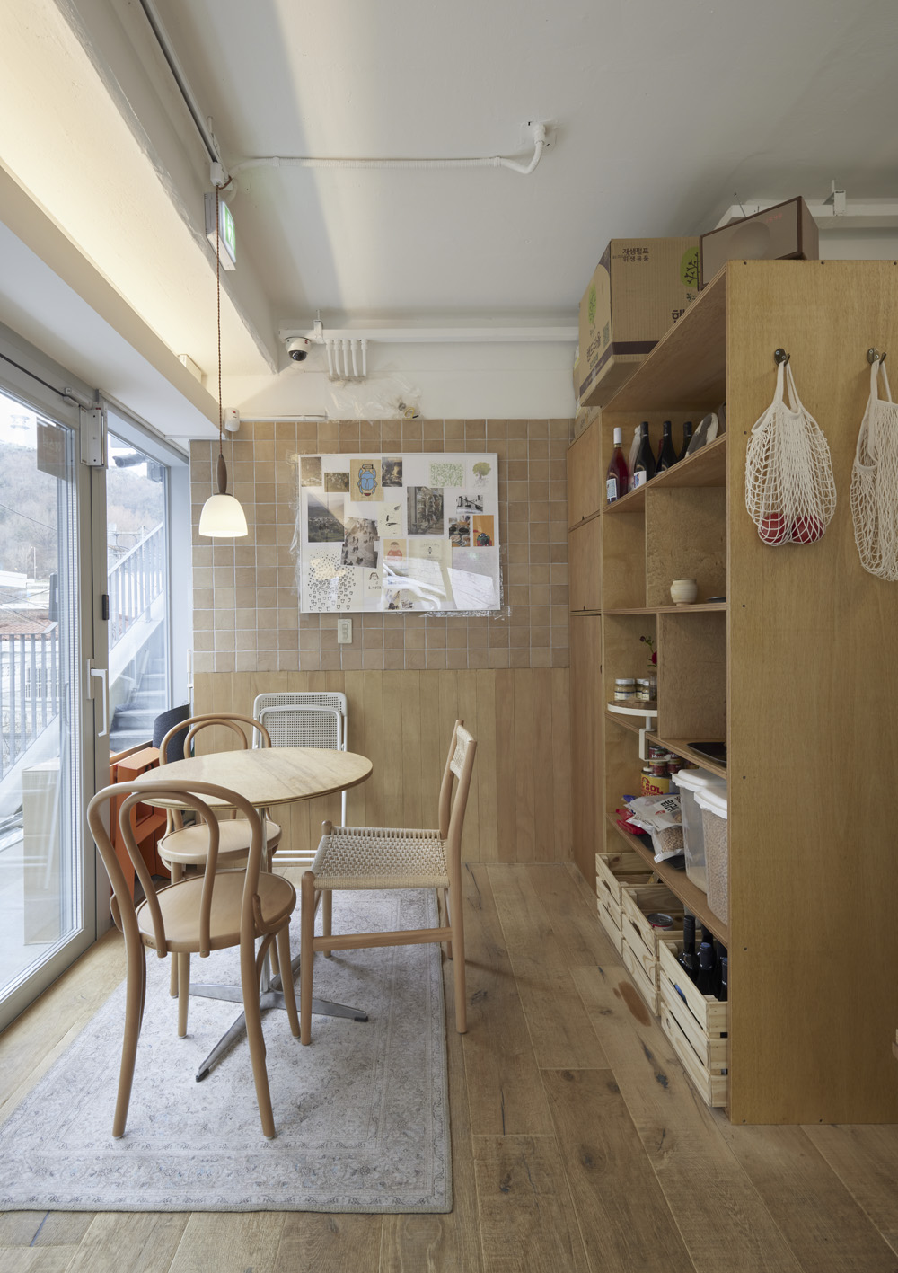 白色与原木的温馨邂逅——解读 JOISSPALAFEL 餐厅设计-7