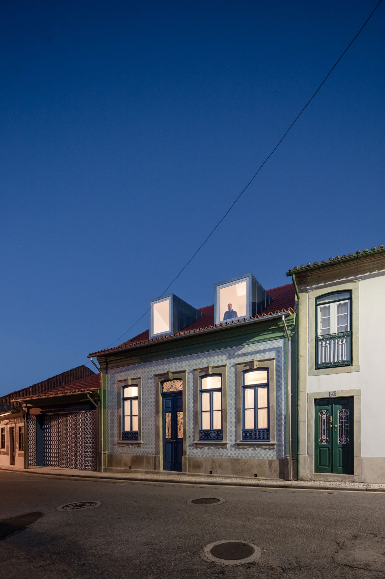 葡萄牙奥瓦城市翻新住宅，内外兼修的现代美学-56