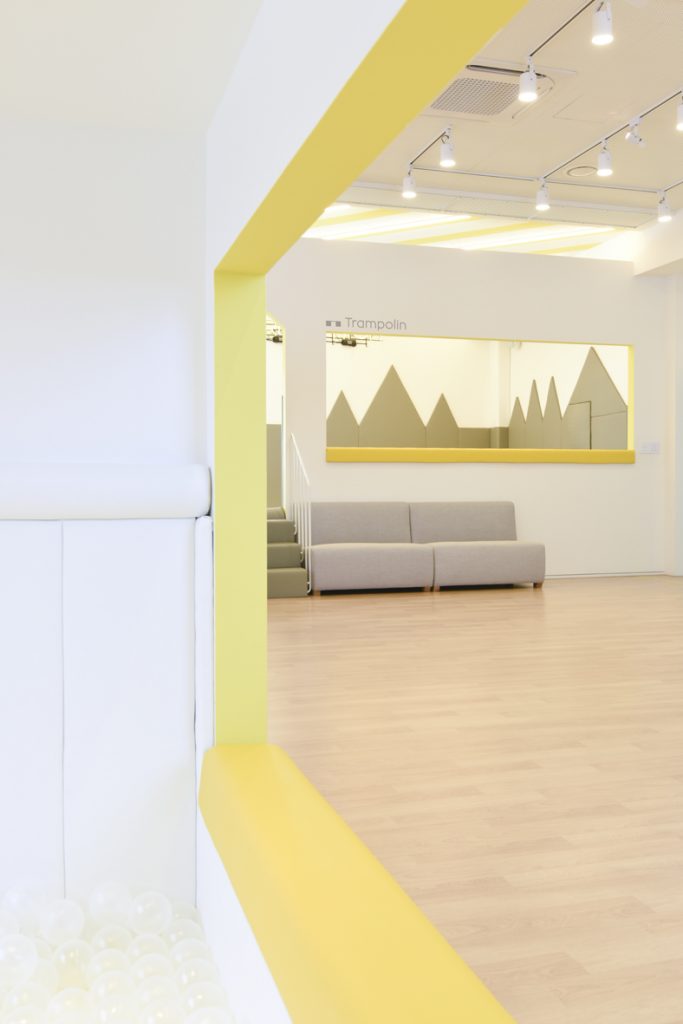 明亮黄点装饰的简约风儿童咖啡厅-10