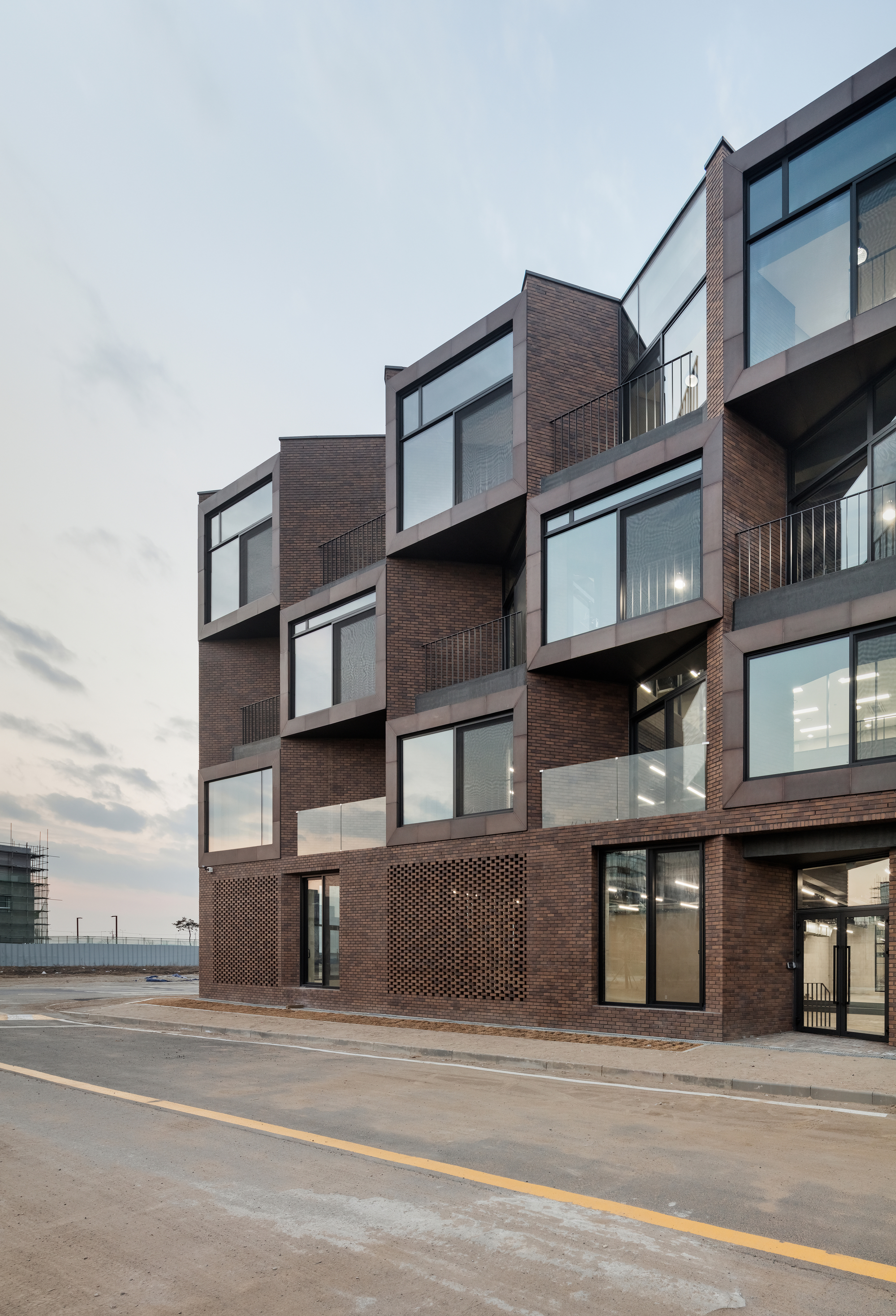 Zip Cinema · 韩国顶级电影工作室的创新总部设计丨Unsangdong Architects-9