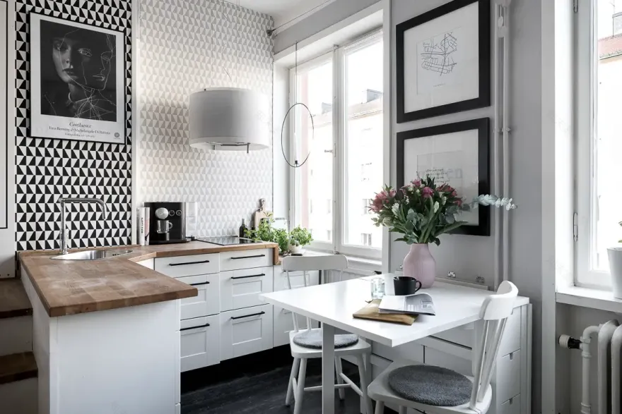 钢质楼梯与黑白墙纸 | 30m²复式公寓的时尚设计-6