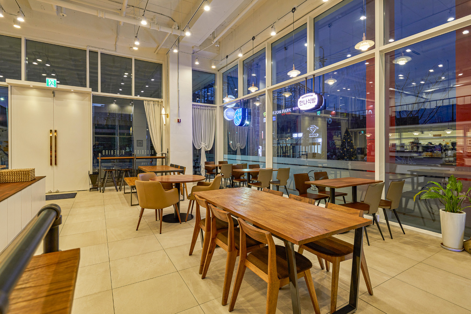 现代时尚的 Bluiverd 多层次贝壳蛋糕咖啡厅设计-10