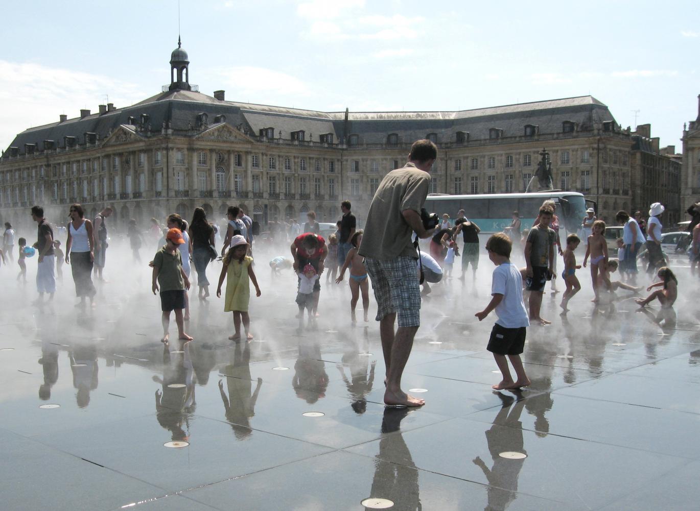 证券交易所广场的水镜

注：Le miroir d’eau常见释义为水镜 ，place de la Bourse可理解为证券交易所广场 ，一般法国很多城市有以此命名的广场，这里因缺乏更多信息无法明确具体城市，故直接按字面翻译 丨法国丨JML Water Feature Design-17