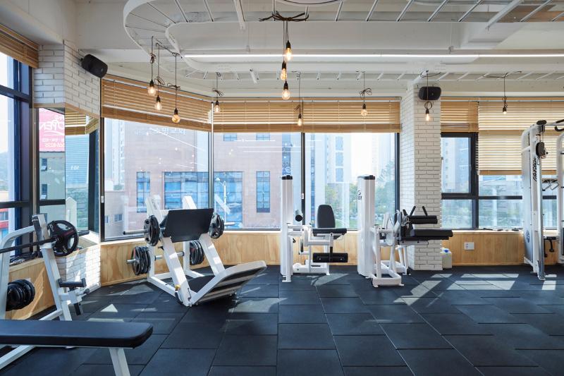 现代明亮 60 平健身中心，专业与时尚的完美融合-15
