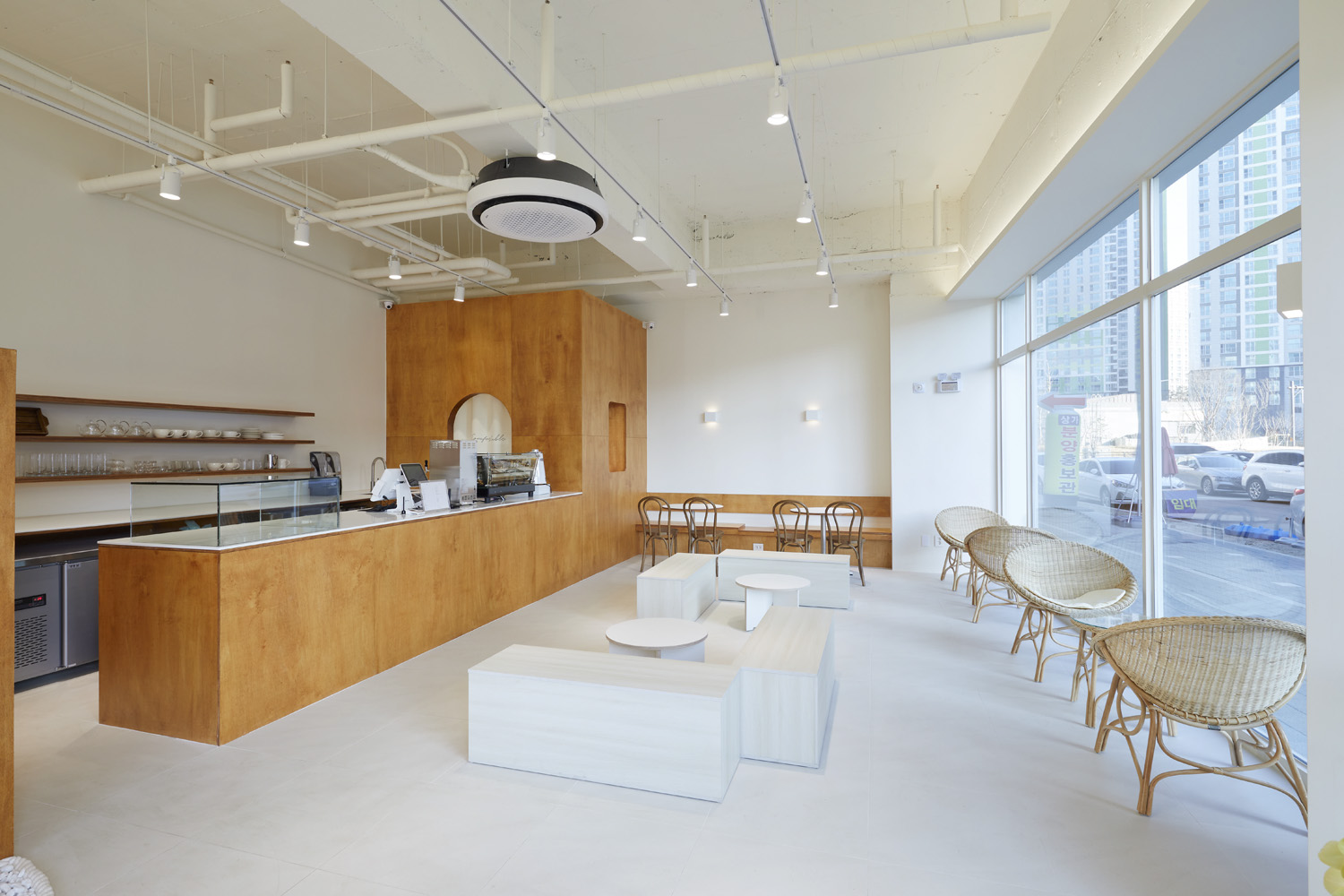 首尔 CAFÉ 4LEAF | 极简白的小清新咖啡厅设计-5