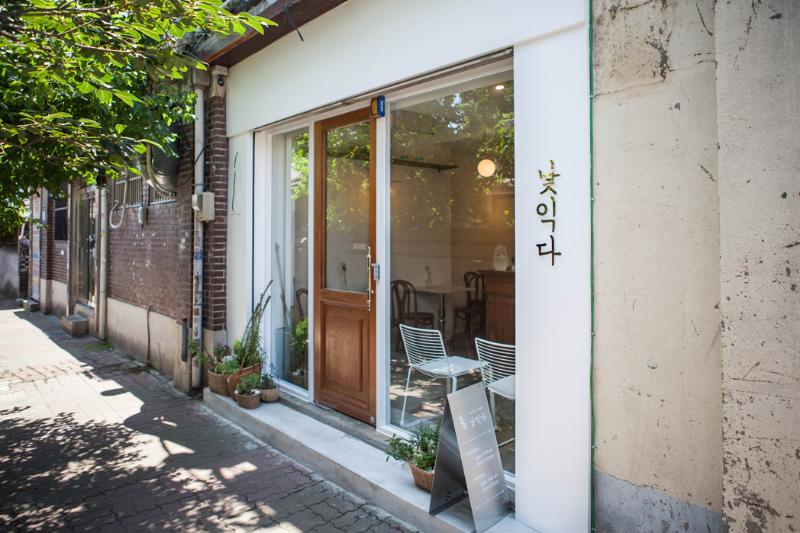 首尔 15 坪白色极简风咖啡厅设计-2