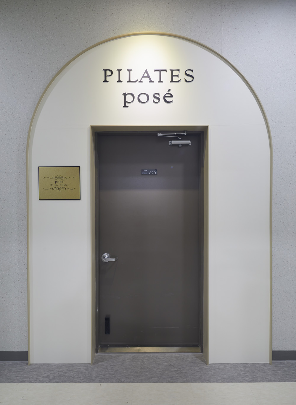 20 平米现代白色木纹健身房室内设计案例-15