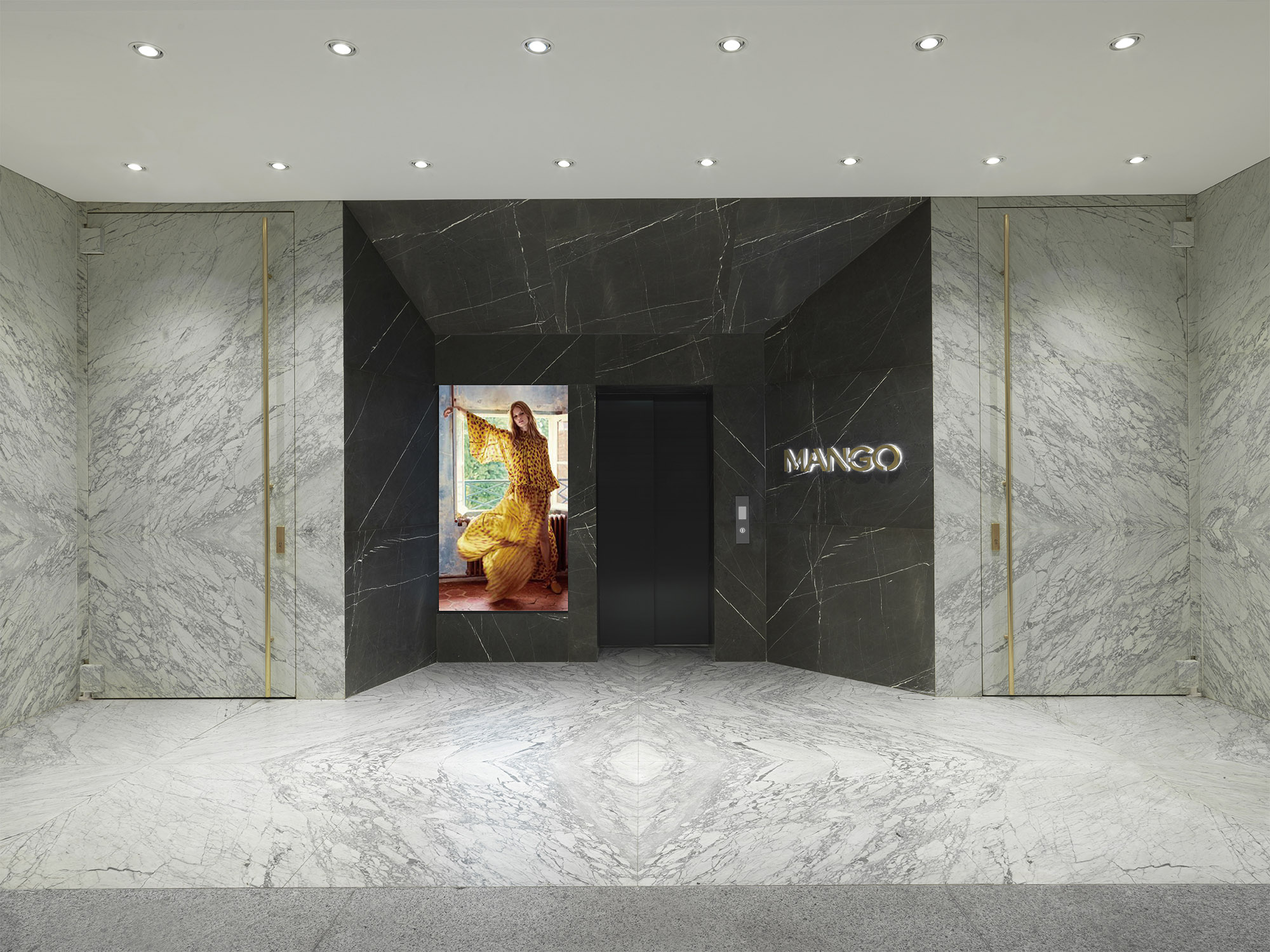 Mango 商店入口丨意大利佛罗伦萨-3
