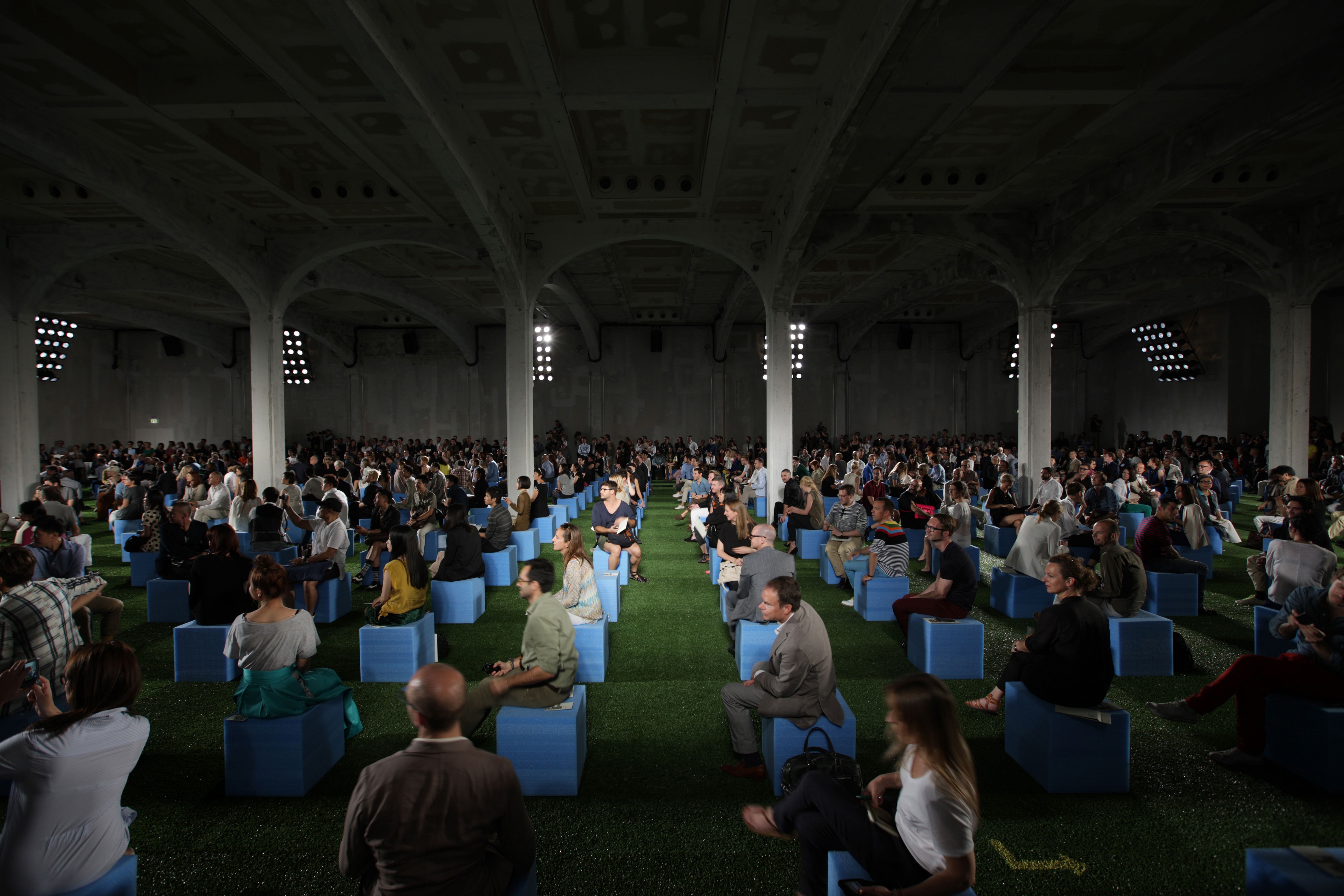 2012 春夏米兰 PRADA 秀场 | 网格布局与动态展示的完美结合-3