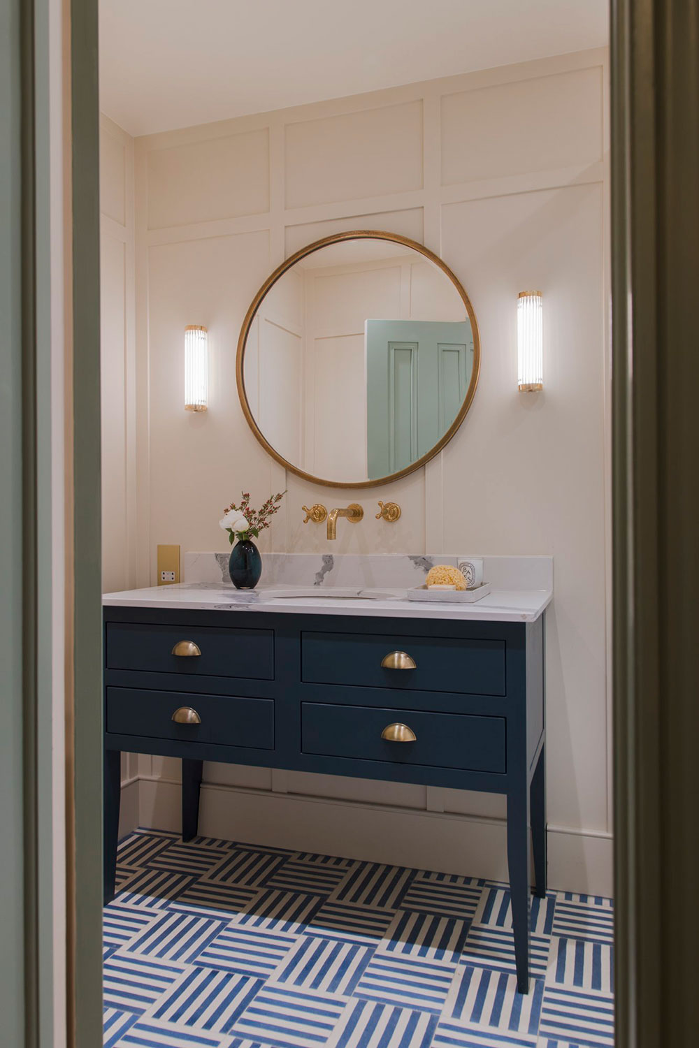 伦敦 19 世纪历史建筑公寓的彩色活力改造-24