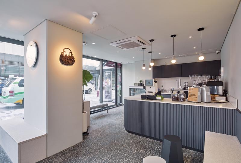 首尔 7 坪咖啡厅，白色空间中的创意设计-3