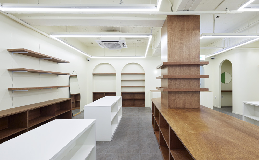 白色与木质 | 极简主义家具店的设计亮点-8