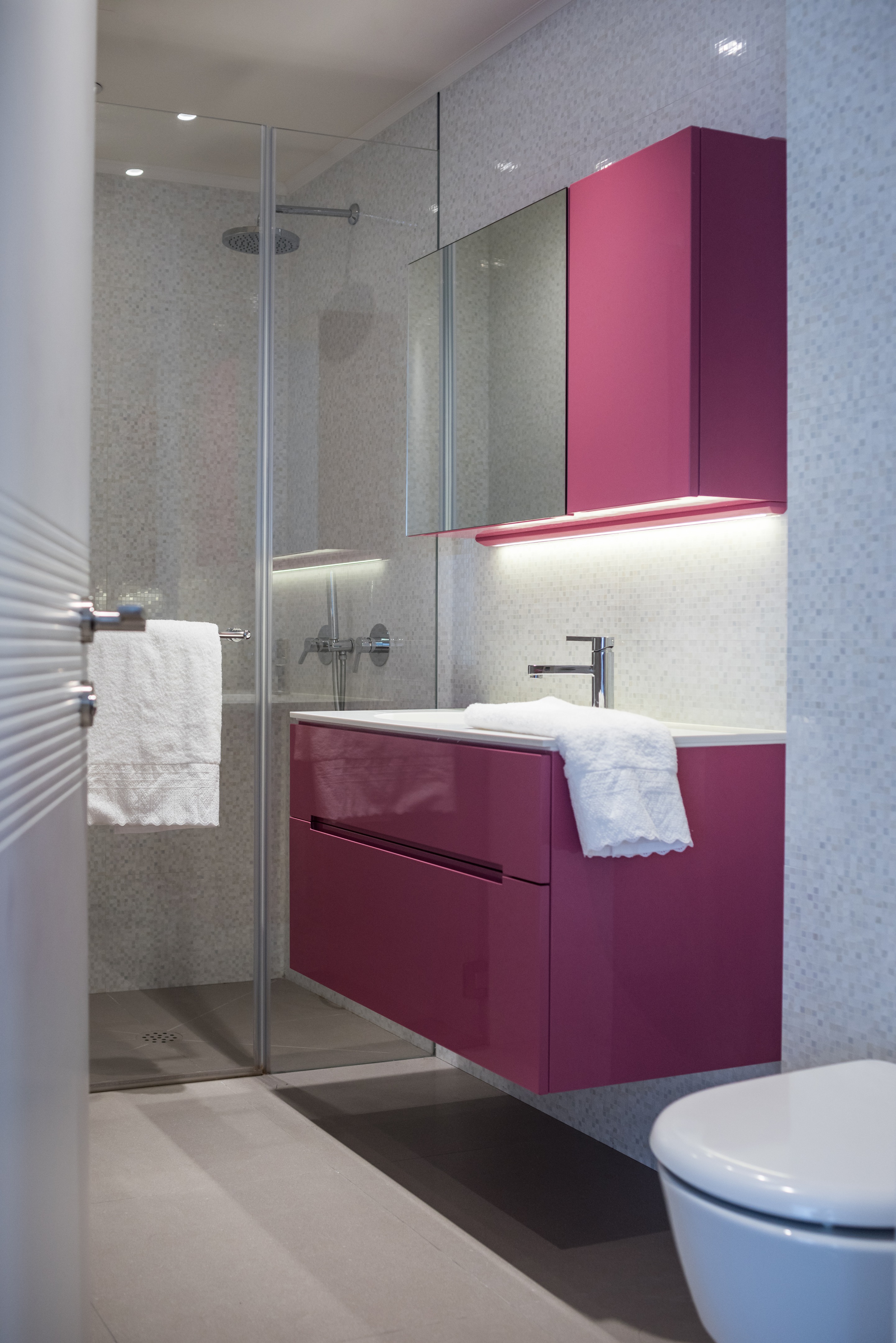 特拉维夫五角大楼顶层公寓 - 色彩斑斓的现代家庭空间-19