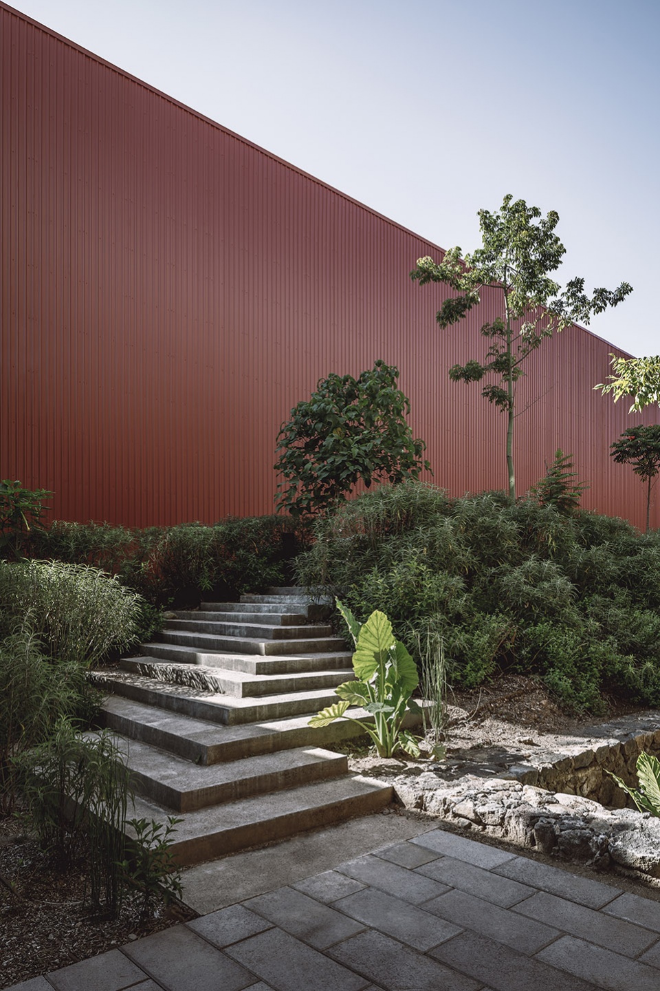 墨西哥 CBG 园区 | 钢筋混凝土与绿色花园的工业风范-39