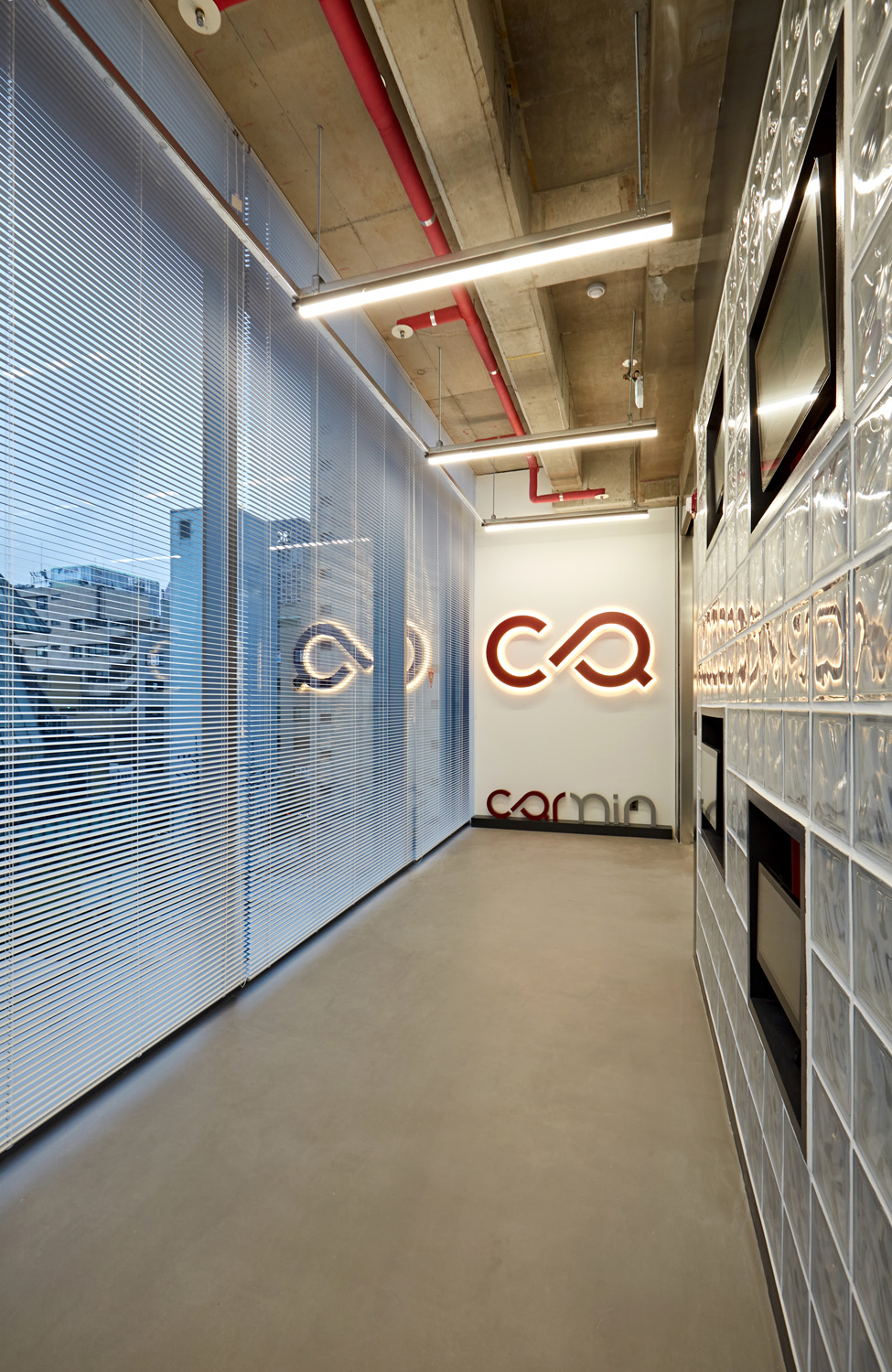 红色螺旋楼梯夺目，55 平 IT 公司办公室设计-17