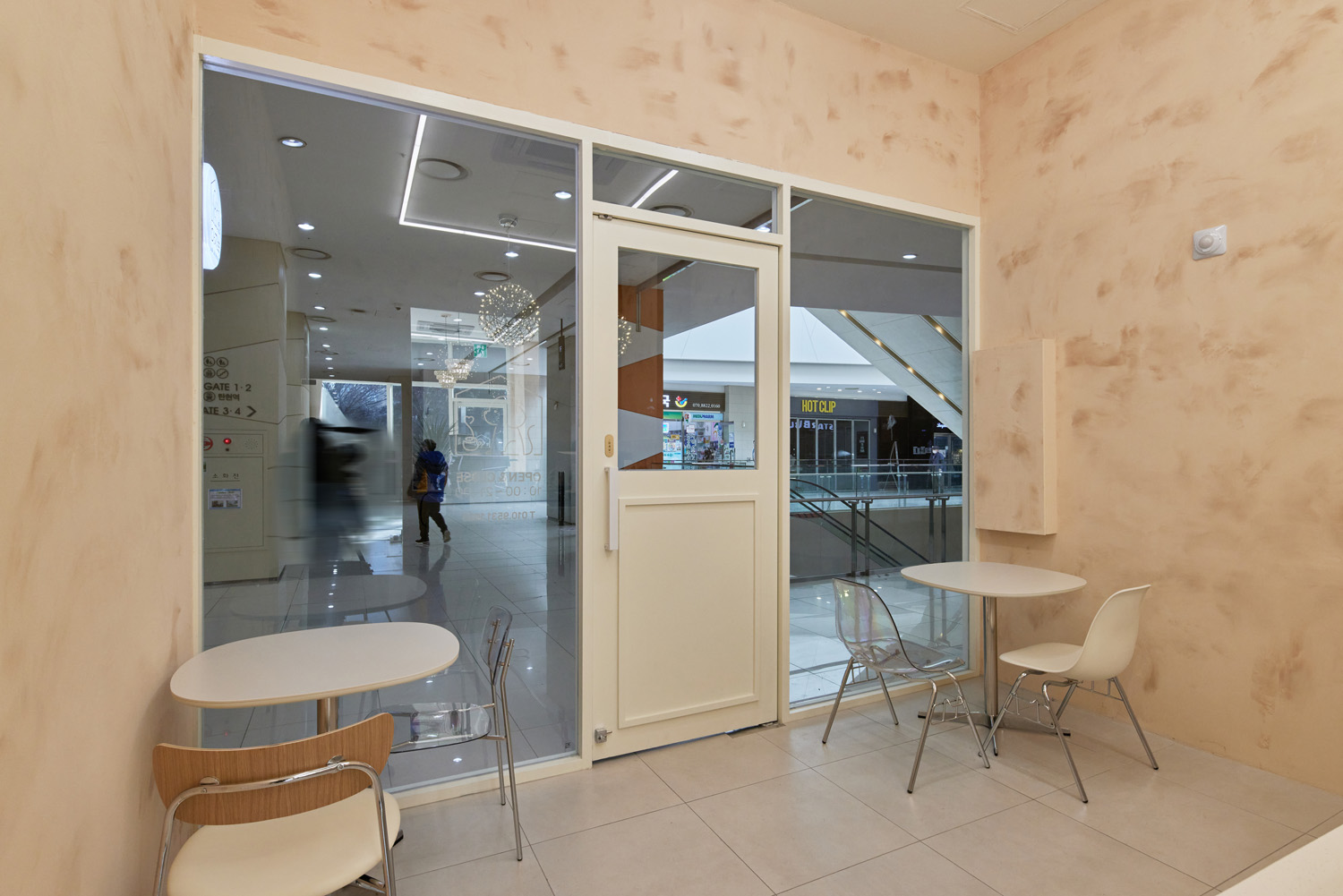 "15 坪温馨咖啡厅&美容室的室内设计"-11