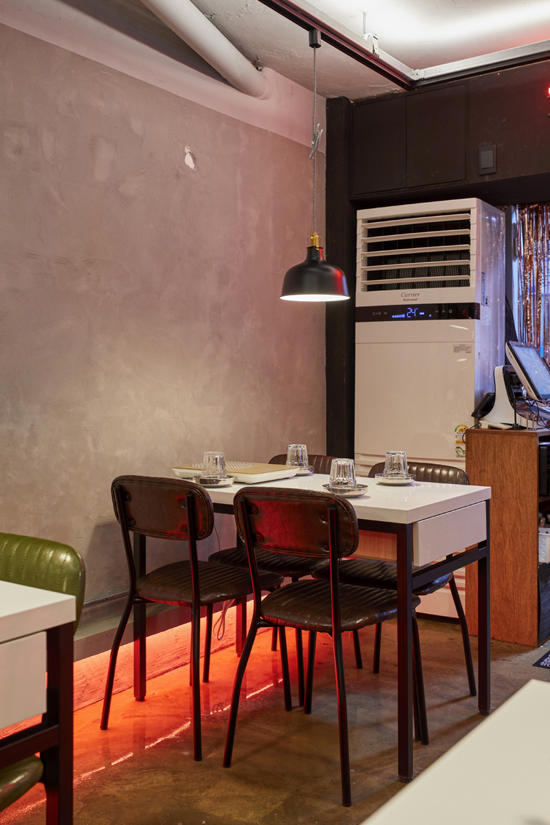 色彩点睛的 11 平米韩式美食店-6