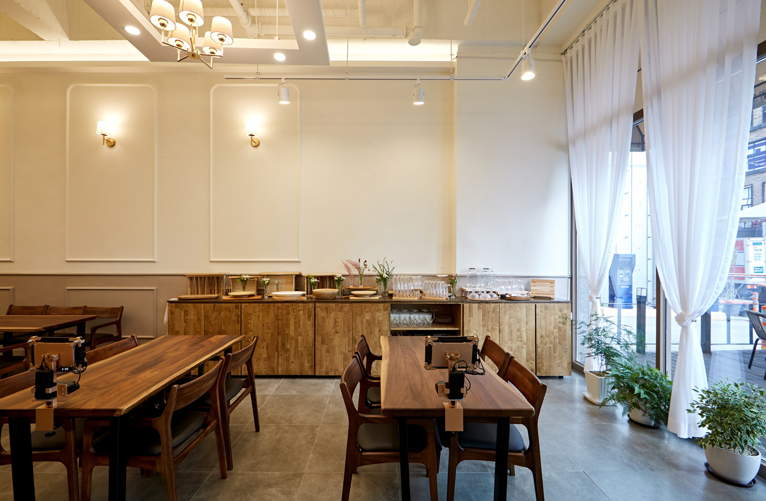 白色与木材，打造 16 平米的极简派对空间-12