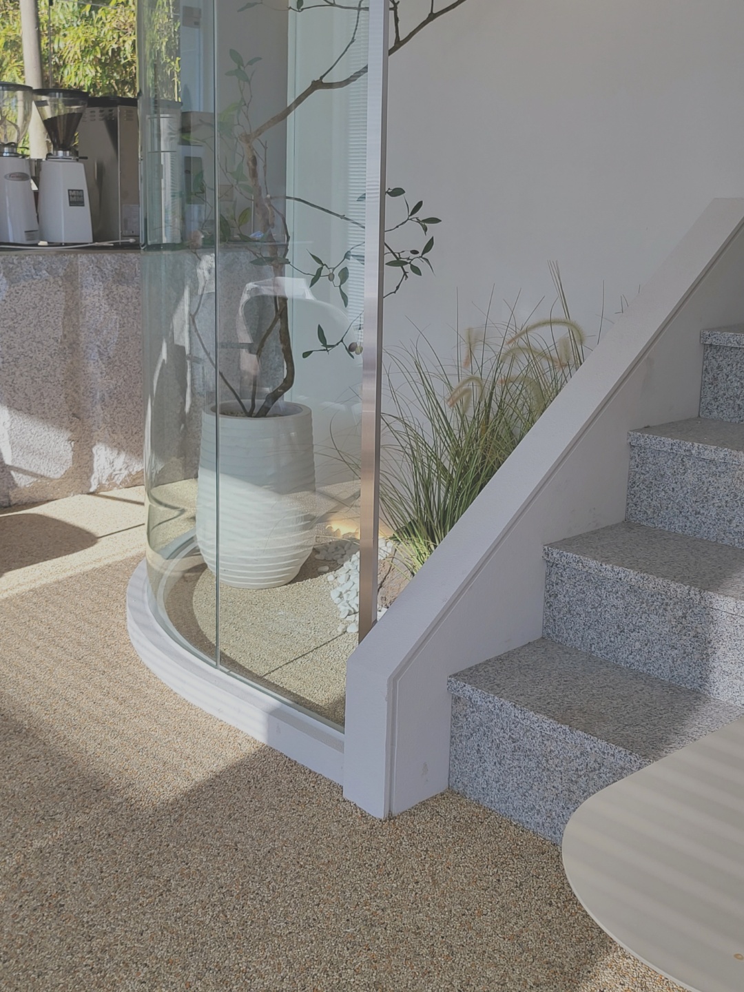 40 坪高级感十足的韩国窗源咖啡厅设计-10