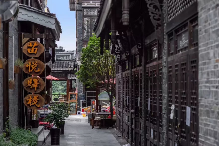 贵州西江千户苗寨旅游商业街区-40