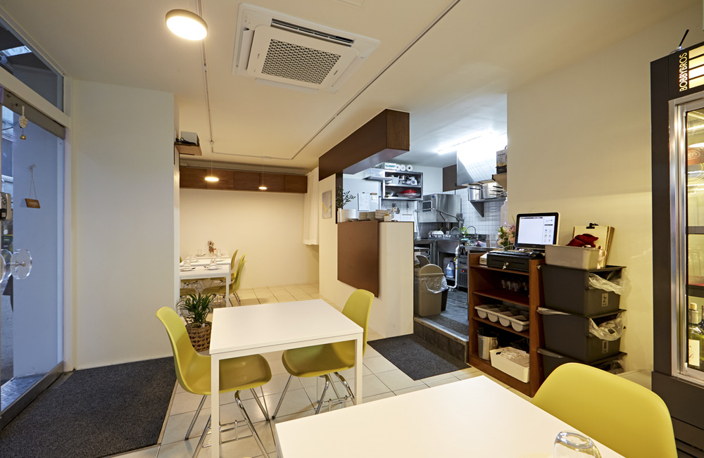 11 平小空间，白色与木质的极简餐厅设计-5