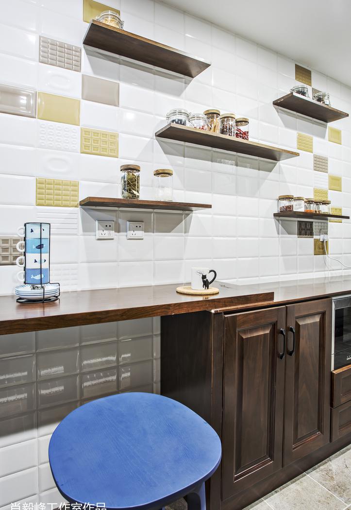 温馨北欧风,家庭娱乐室与工作区的完美融合-9