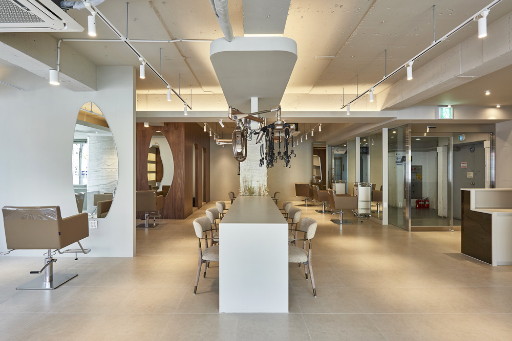 白色与木色的和谐交融 | 43 平米美容室内设计-4