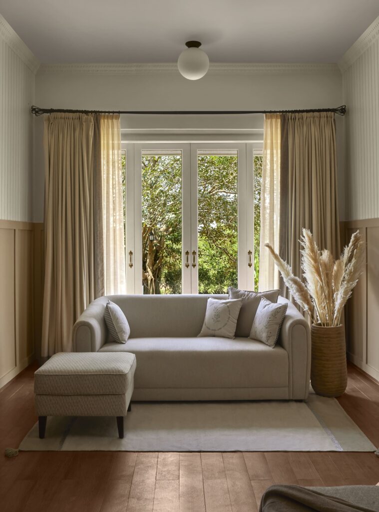 鸡蛋花庄园
注:Frangipani常见指鸡蛋花 ,Estate有庄园、地产等意思,结合语境这里翻译为鸡蛋花庄园较为合适 丨FADD Studio-39