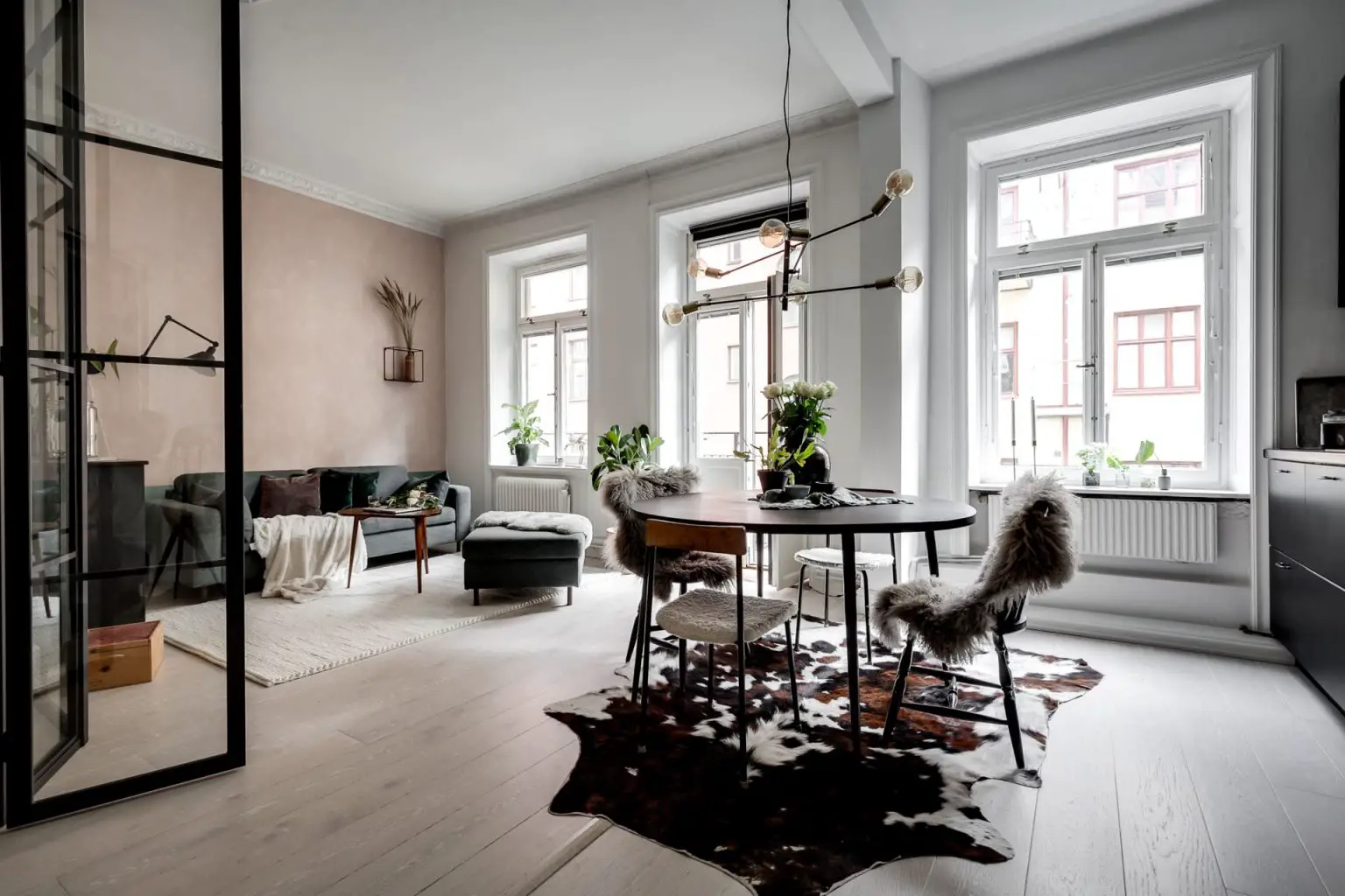 44 平米瑞典公寓玩转玻璃隔断与色彩-4