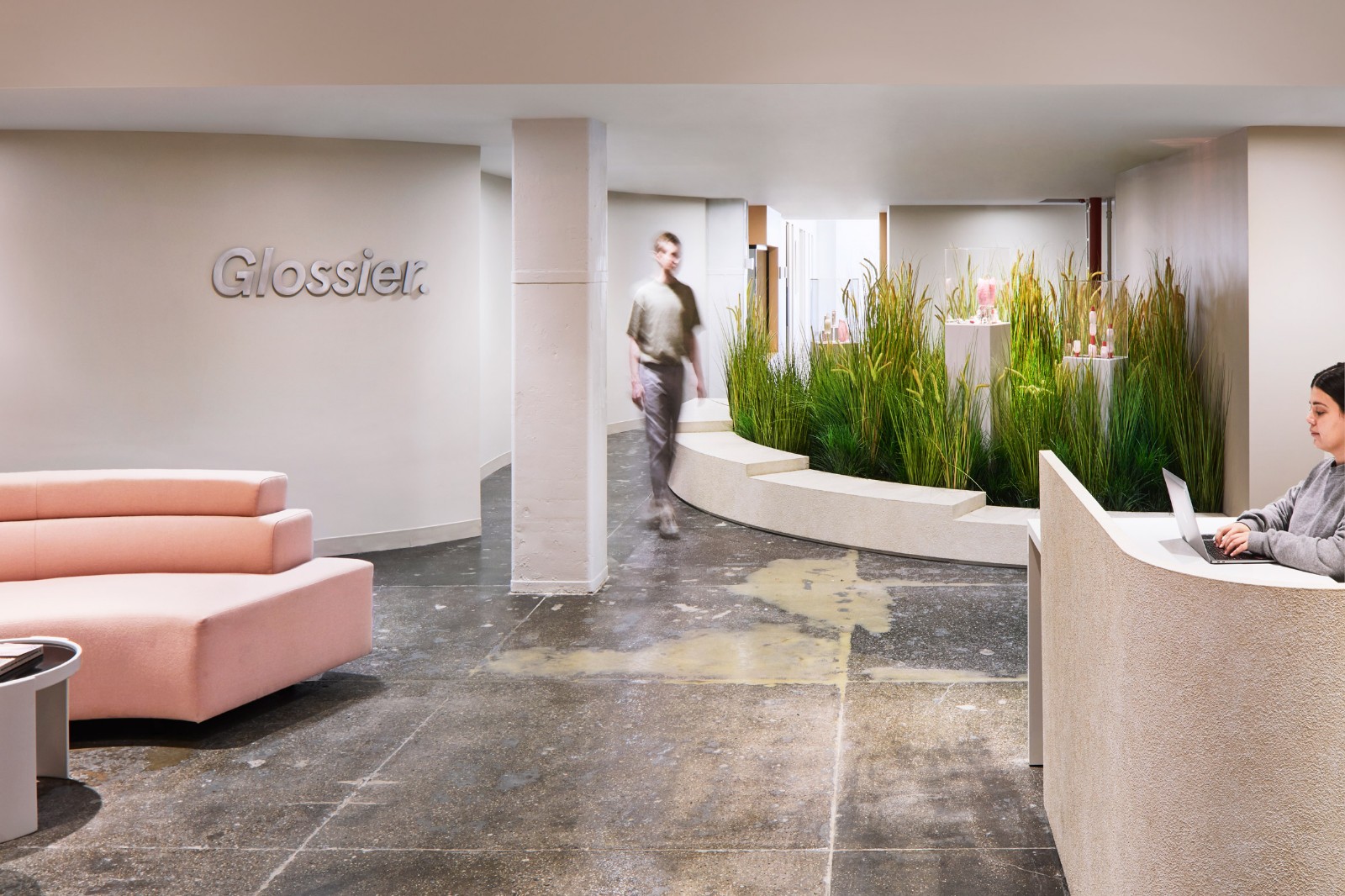 办公室也能软妹风，美容品牌 Glossier 纽约办公室  Rafael de Cárdenas-1