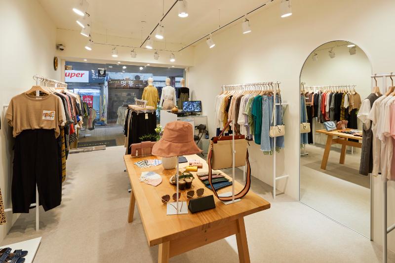 简约时尚的 14 平米衣物店设计-5