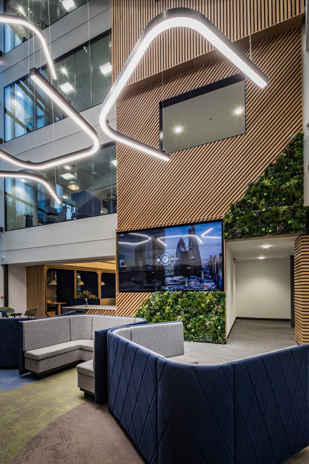 英国Radius支付解决方案办公室  SpaceInvader-0