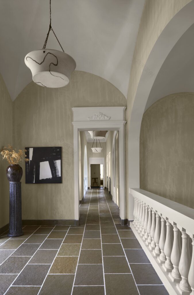 鸡蛋花庄园
注:Frangipani常见指鸡蛋花 ,Estate有庄园、地产等意思,结合语境这里翻译为鸡蛋花庄园较为合适 丨FADD Studio-45