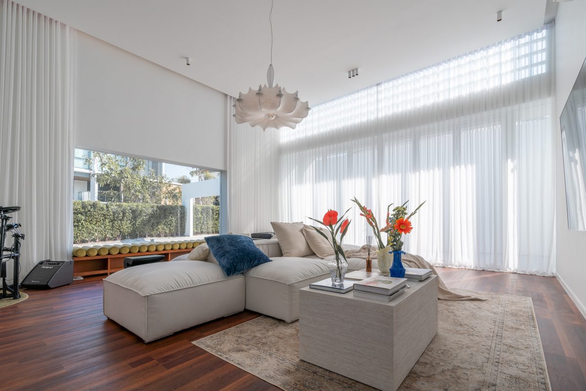 บ้านมินิมอล ของคู่รักนักออกแบบภายใต้กำแพงสีขาวสองผืน - room-5